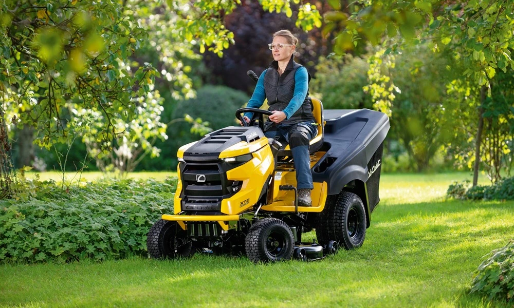 Traktor Cub Cadet XT2 QR106 na trawniku podczas pracy